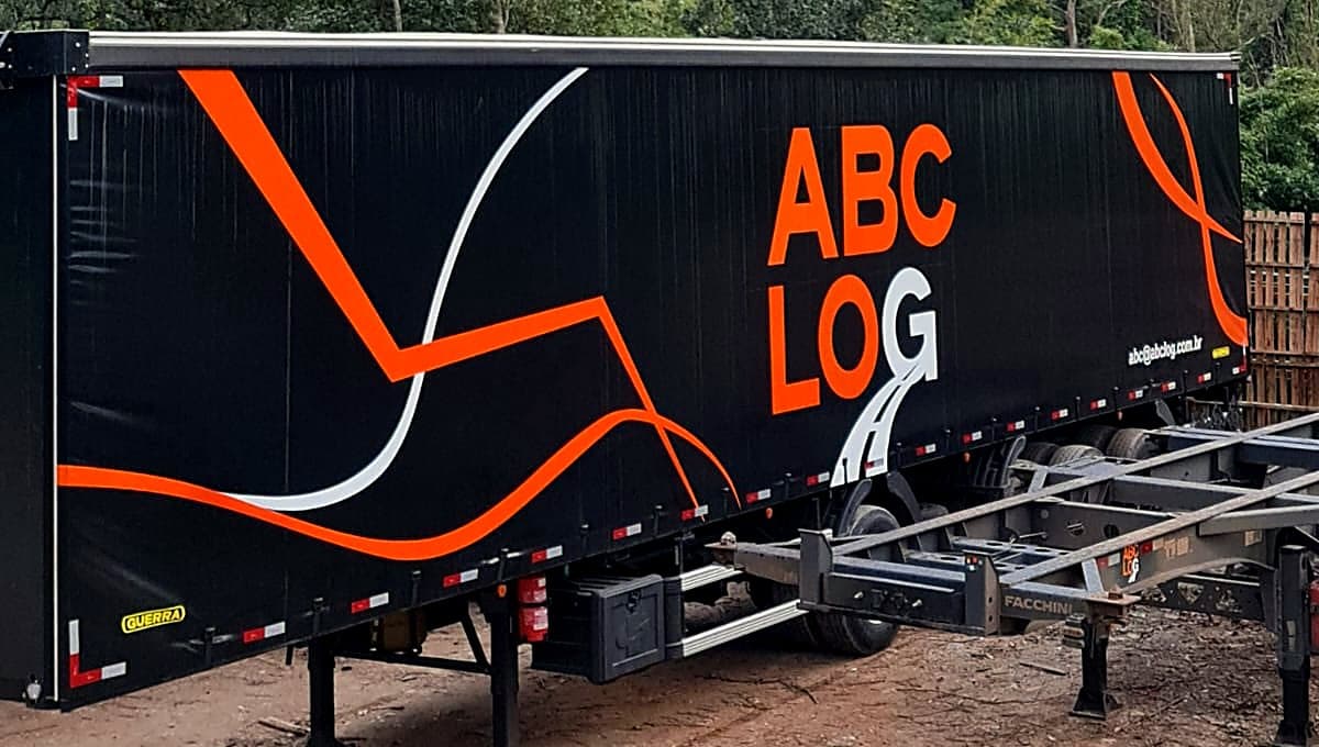Lona preta da ABC Log com linhas laranja e brancas e a logomarca pintadas