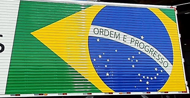 Detalhe da bandeira do Brasil pintada sobre o baú frisado
